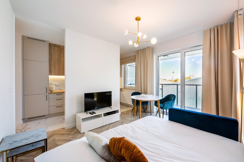 Bed, TV and multimedia, Living room, Photo of the whole room, Seating area, Evening entertainment, Bedroom, hair dresser
