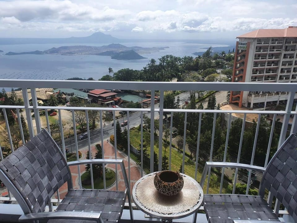 Panoramic View of Taal 1727 SMDC with wifi and free Indoor parking Apartment hotel in Tagaytay