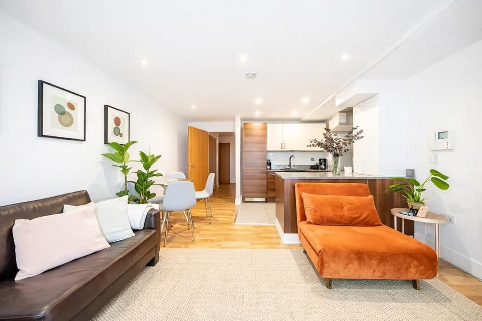 Kitchen or kitchenette, Living room, Seating area, Dining area