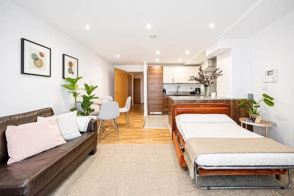 Bed, Kitchen or kitchenette, Seating area, Dining area