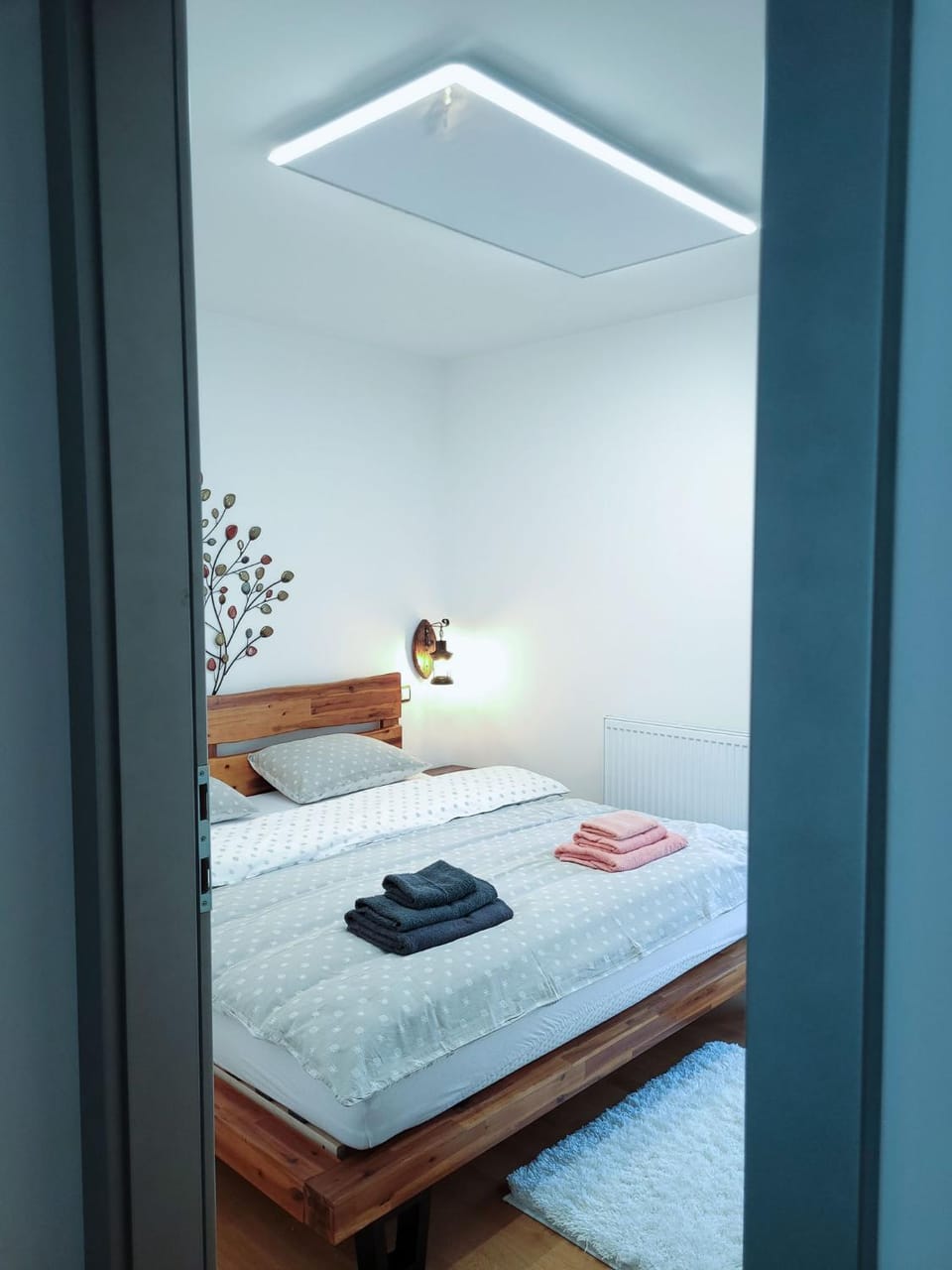 Bed, Photo of the whole room, Bedroom, towels