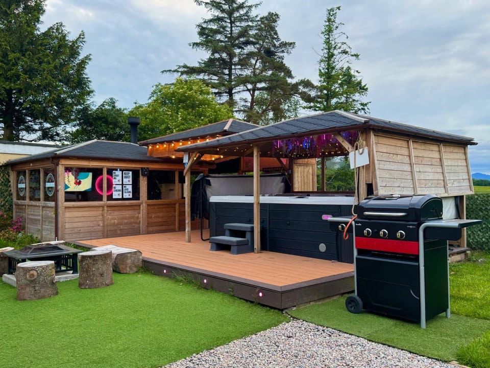 FINN VILLAGE "Mountain View Cottage" Private Garden, 9-seater HOT TUB, Firepit & Pizza Stove House in Scotland