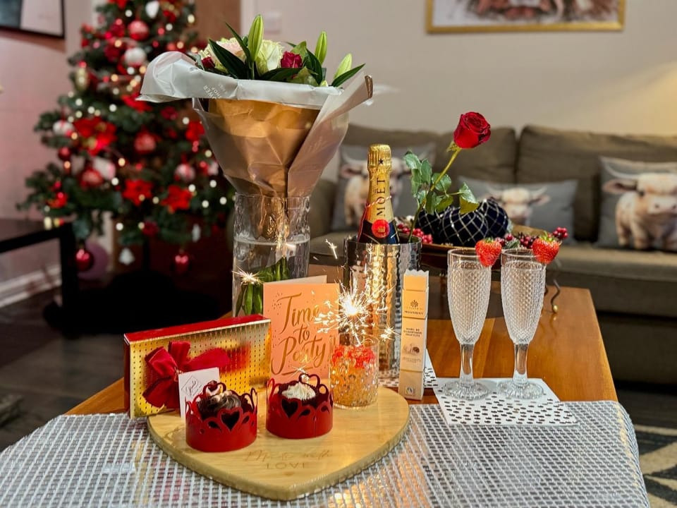 FINN VILLAGE "Mountain View Cottage" Private Garden, 9-seater HOT TUB, Firepit & Pizza Stove House in Scotland