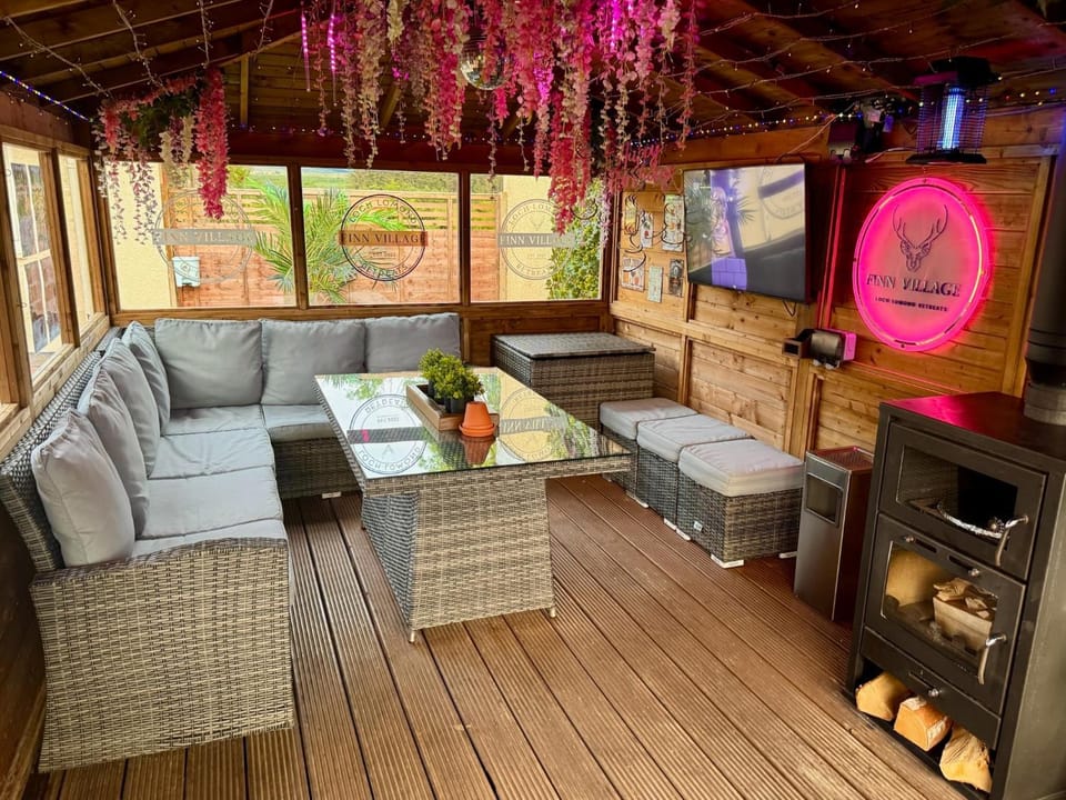 FINN VILLAGE "Mountain View Cottage" Private Garden, 9-seater HOT TUB, Firepit & Pizza Stove House in Scotland