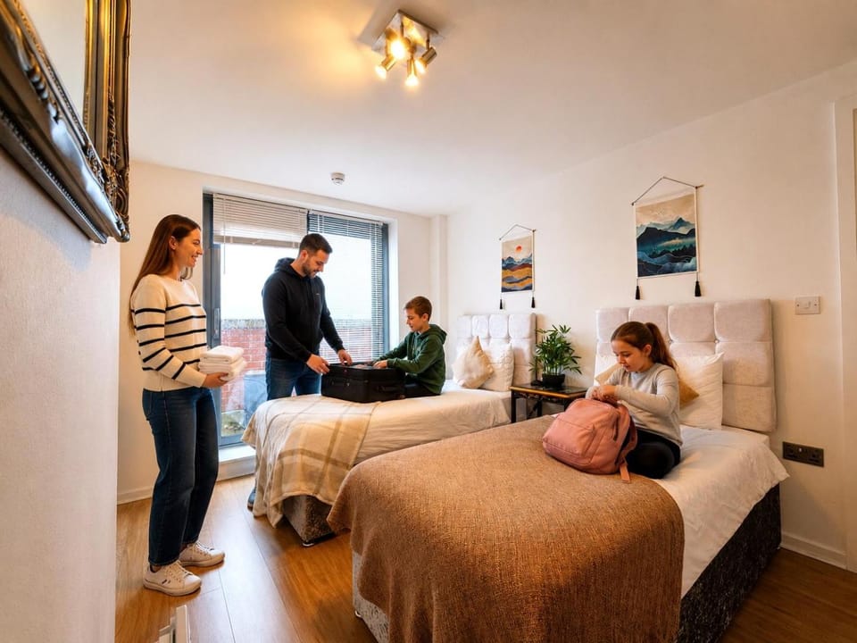 Bed, People, Photo of the whole room, Bedroom, group of guests