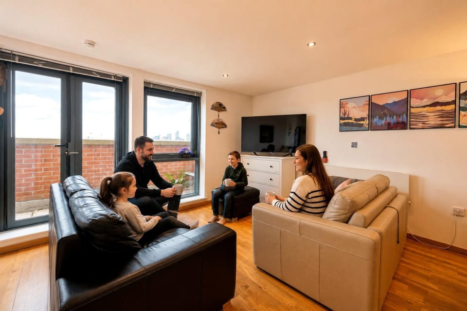 People, TV and multimedia, Living room, Seating area, group of guests, Family