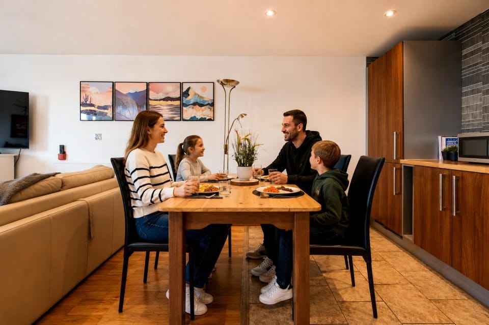 People, Food and drinks, Seating area, Dining area, Food, Guests
