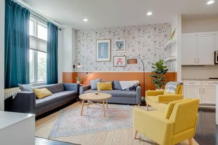 5 Mins to Belmont and Vandy, Rooftop Deck, Garage, 4 Bedroom Home with Rooftop and Grill, 10 Mins to Broadway, Perfect for Groups, 24 Hour Hospitality, Also Available for Long Term Rental House in Nashville