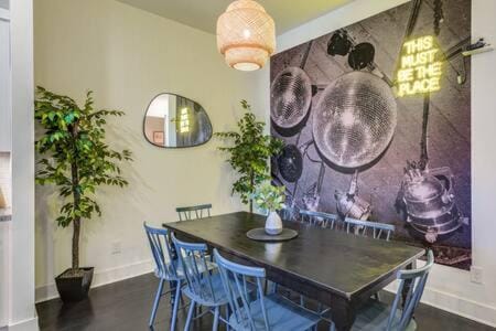 5 Mins to Belmont and Vandy, Rooftop Deck, Garage, 4 Bedroom Home with Rooftop and Grill, 10 Mins to Broadway, Perfect for Groups, 24 Hour Hospitality, Also Available for Long Term Rental House in Nashville