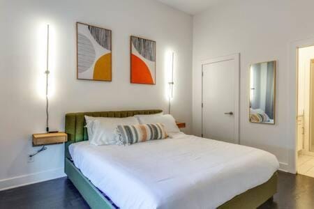 5 Mins to Belmont and Vandy, Rooftop Deck, Garage, 4 Bedroom Home with Rooftop and Grill, 10 Mins to Broadway, Perfect for Groups, 24 Hour Hospitality, Also Available for Long Term Rental House in Nashville