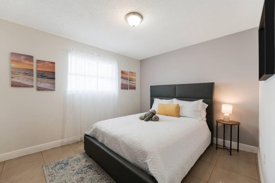 Chic 2BR Little Havana Apt with Free Parking Apartment in Coral Gables