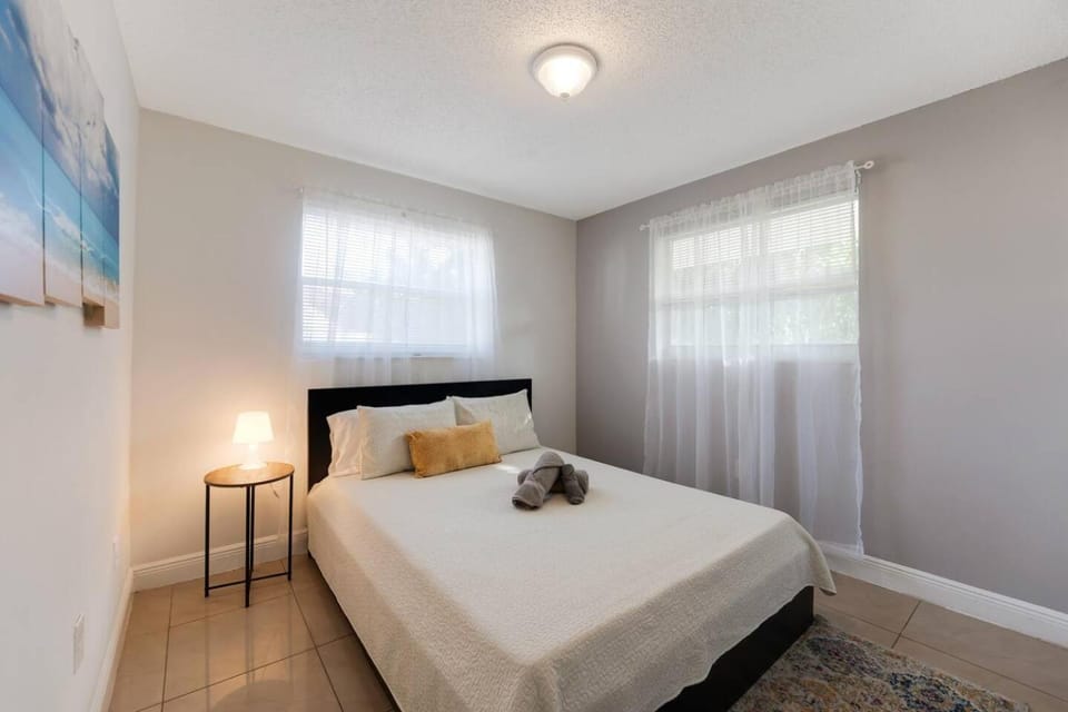 Chic 2BR Little Havana Apt with Free Parking Apartment in Coral Gables