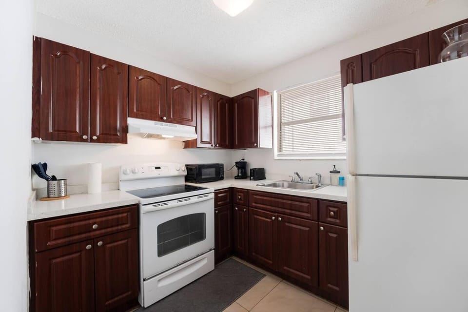 Chic 2BR Little Havana Apt with Free Parking Apartment in Coral Gables