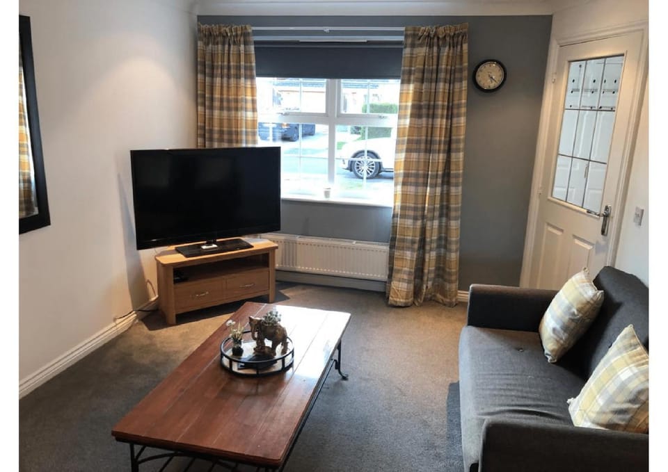 TV and multimedia, Living room, Seating area, Evening entertainment