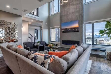 Skyline View Mansion, Hot Tub, Close To Downtown, Less than 10 Mins to 5 Points and Broadway, 3 Spacious Suites, Workspace, Garage Spaces and Ample Parking, 24 Hr Hospitality House in East Nashville