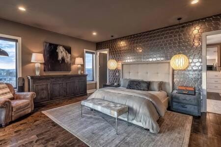 Skyline View Mansion, Hot Tub, Close To Downtown, Less than 10 Mins to 5 Points and Broadway, 3 Spacious Suites, Workspace, Garage Spaces and Ample Parking, 24 Hr Hospitality House in East Nashville