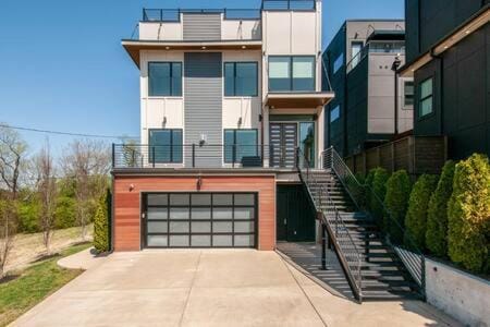 Skyline View Mansion, Hot Tub, Close To Downtown, Less than 10 Mins to 5 Points and Broadway, 3 Spacious Suites, Workspace, Garage Spaces and Ample Parking, 24 Hr Hospitality House in East Nashville