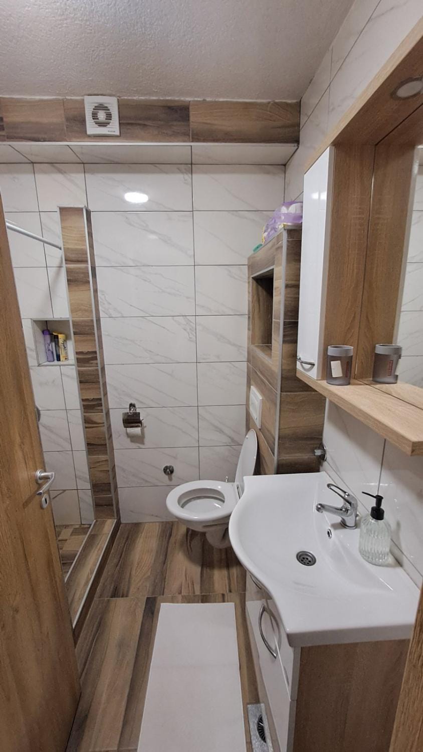 Shower, Toilet, Bathroom, towels