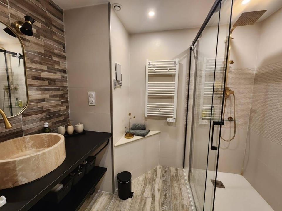 Shower, Bathroom, towels