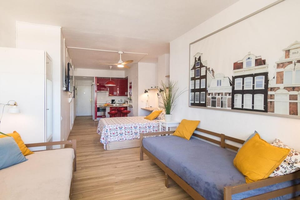 Bed, TV and multimedia, Photo of the whole room, Bedroom, fireplace