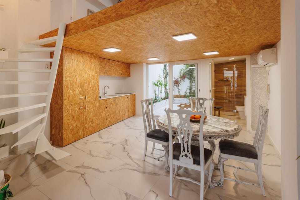 Dining area, kitchen