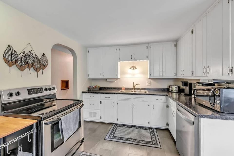 Gorgeous 3 bedroom home, minutes from Lambeau! House in Green Bay