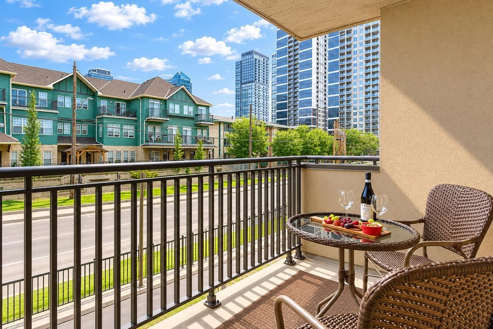 Balcony/Terrace, City view, Street view, Quiet street view