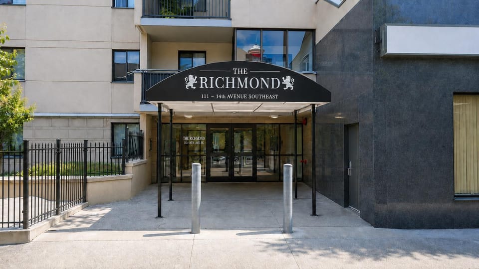 Property building, Facade/entrance, Property logo or sign, Street view