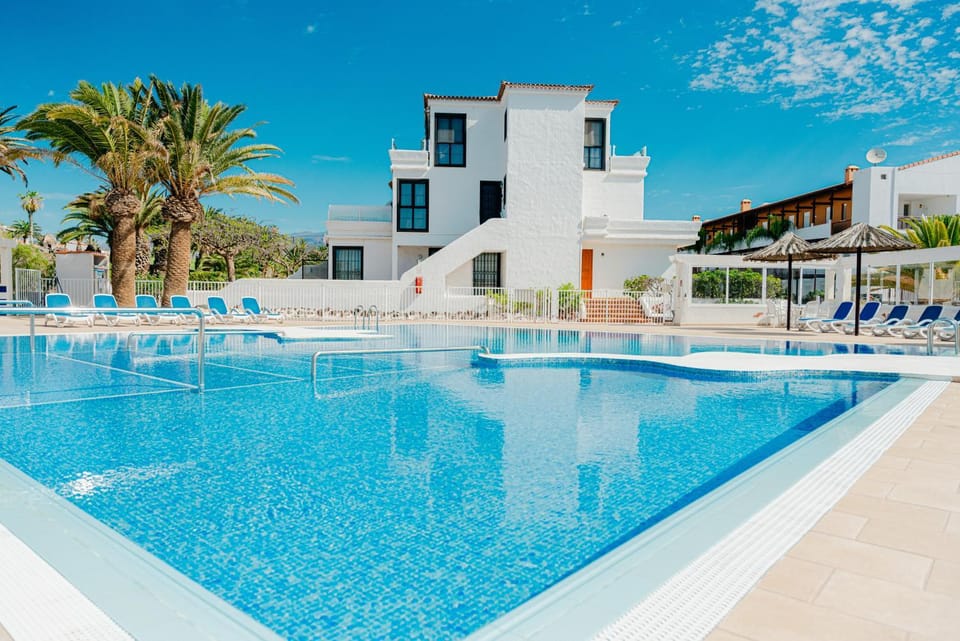 Swimming pool, sunbed