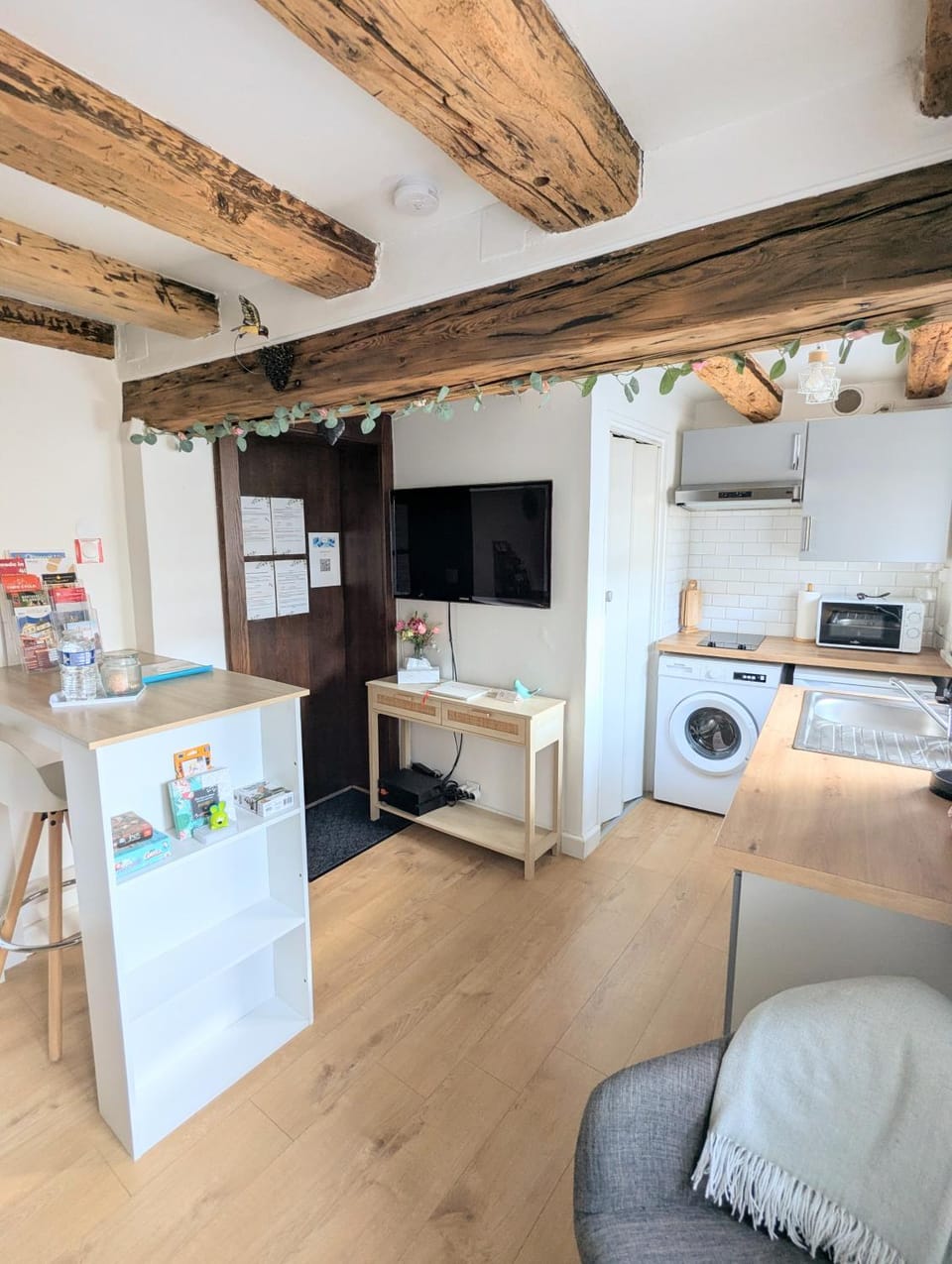 TV and multimedia, Kitchen or kitchenette, Dining area, oven, washing machine