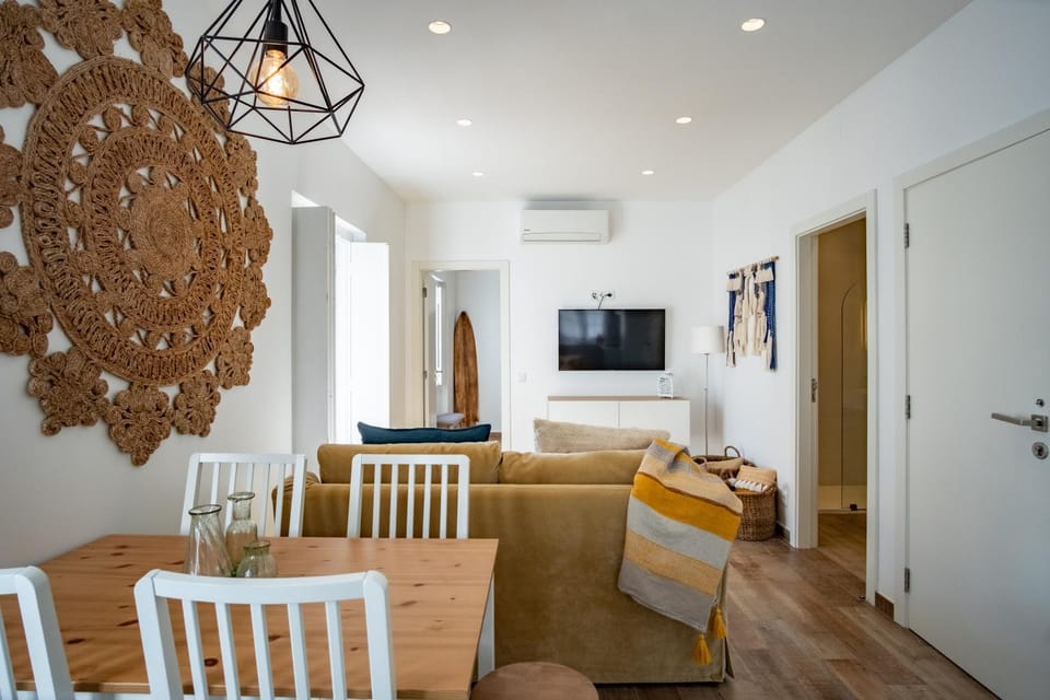 TV and multimedia, Living room, Seating area, Dining area, air conditioner