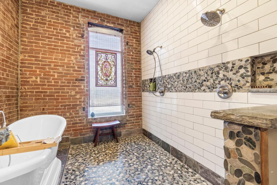 Downtown Loft Amazing Bath Tub & Shower #9 Apartment in Ozark Mountains