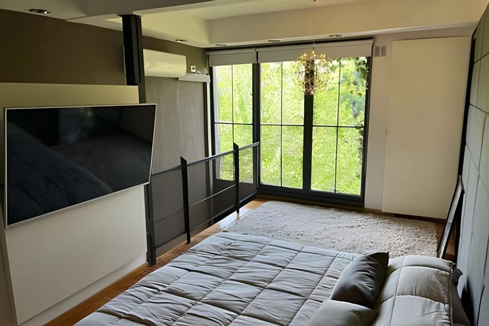 Bed, TV and multimedia, Photo of the whole room