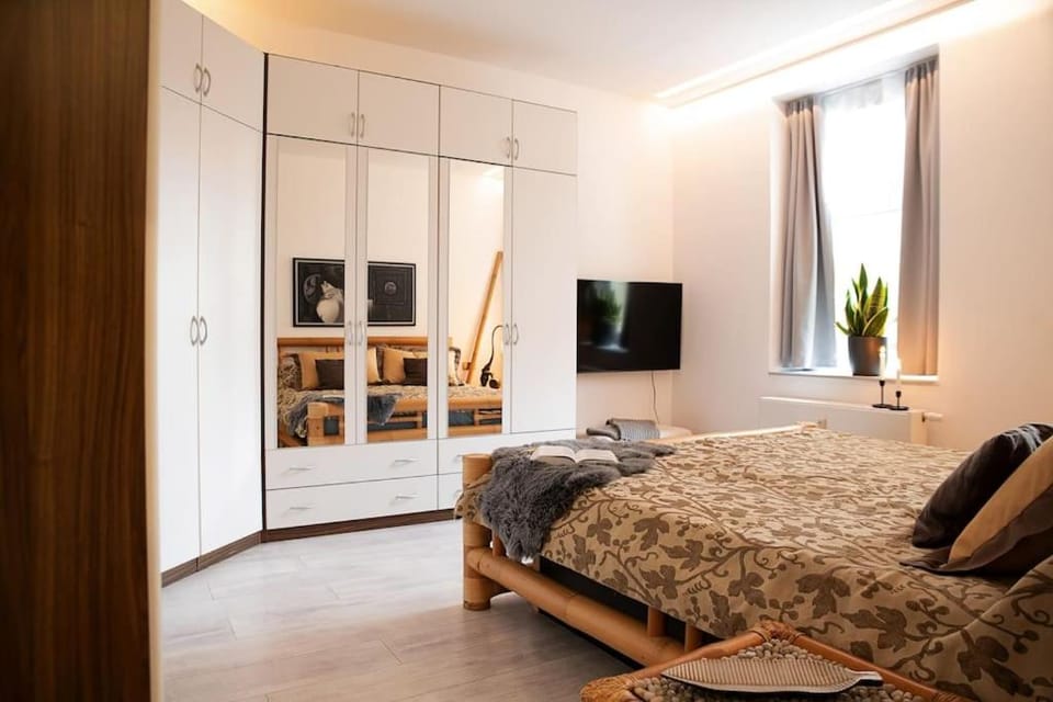 Bed, TV and multimedia, Photo of the whole room, Evening entertainment, Bedroom, wardrobe