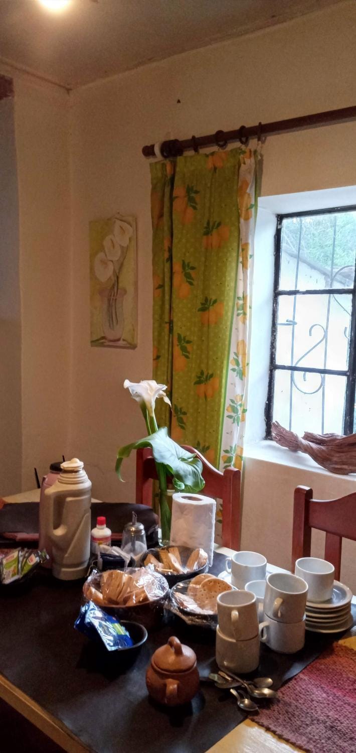 Coffee/tea facilities, Kitchen or kitchenette, Food and drinks, Dining area, Breakfast