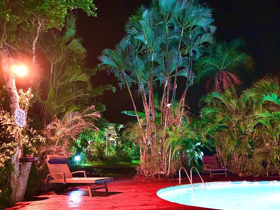 LODGE PAMPLEMOUSSE avec PISCINE privative , dans parc calme à 500 m plage House in Arrondissement of Saint-Pierre