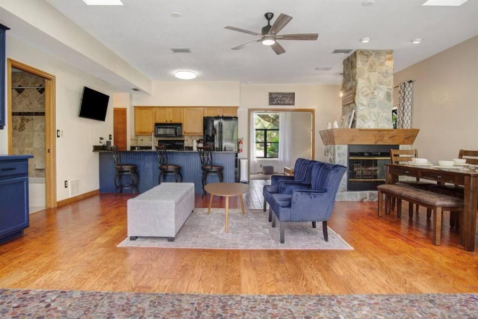 Family Friendly Pool Paradise Retreat Near Beaches Villa in Palm Harbor