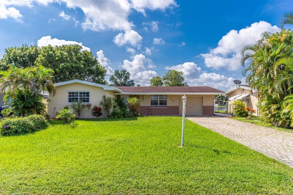 Private Lakefront Home in Miami/Pembroke House in Pembroke Pines