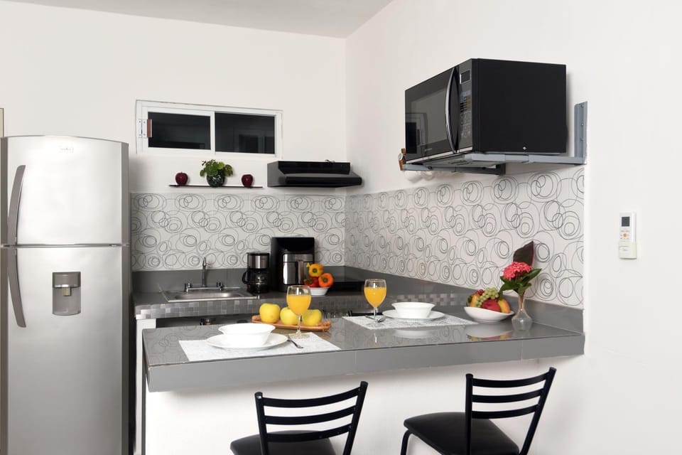 Coffee/tea facilities, Kitchen or kitchenette, Food and drinks, Dining area, minibar
