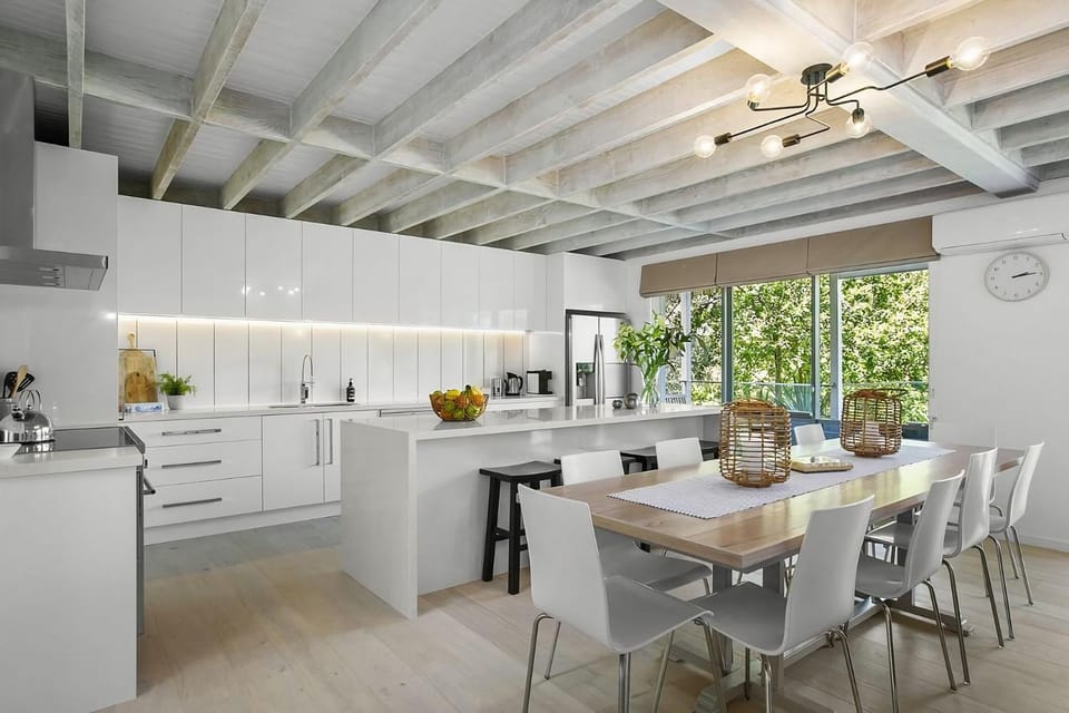 Kitchen or kitchenette, Dining area