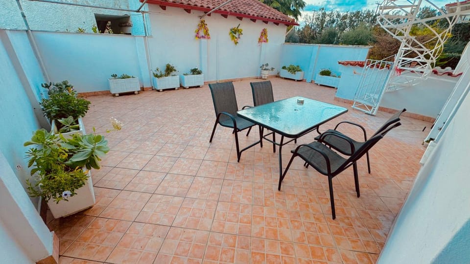 Property building, Garden, Balcony/Terrace