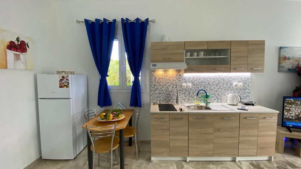 Dining area, kitchen