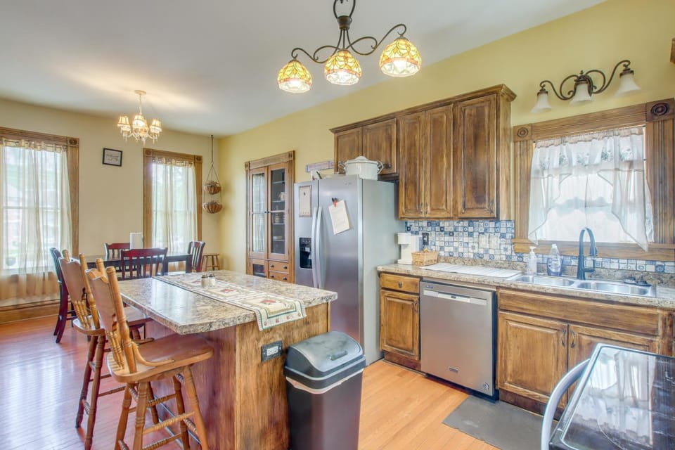 < 1 Mi to Downtown: Historic Dubuque Gem! House in Dubuque