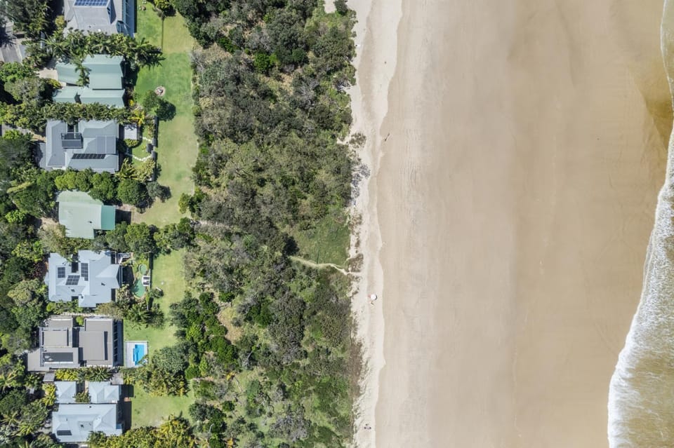 Fuller Holidays - Tuckeroo Beach House, Beachfront Suffolk Park House in New South Wales