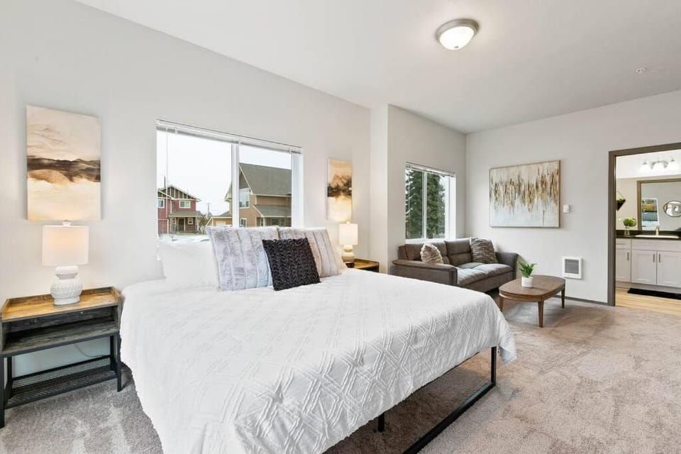 HUGE-Fun-Trendy Apt by Perry District & Downtown Apartment in Spokane