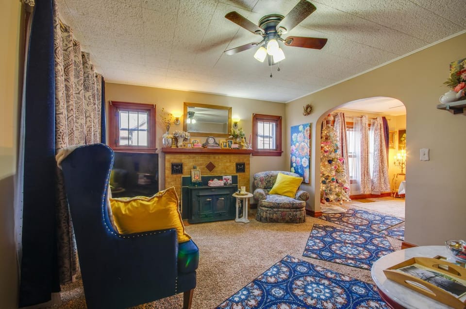 Walk to Dtwn: Marie Antoinette-Themed Lebanon Home House in Ozark Mountains