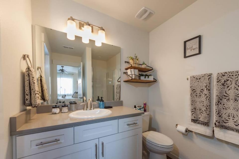 Modern Decor & Style KING bed Wifi with Garage House in Spokane Valley