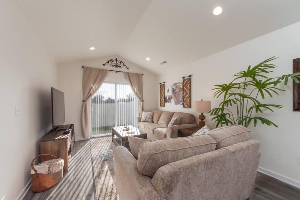 Modern Decor & Style KING bed Wifi with Garage House in Spokane Valley