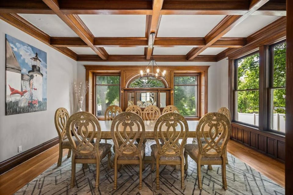 Historic Manor with 8 BDRMS 9 BATHS & 3 Kitchens House in Spokane