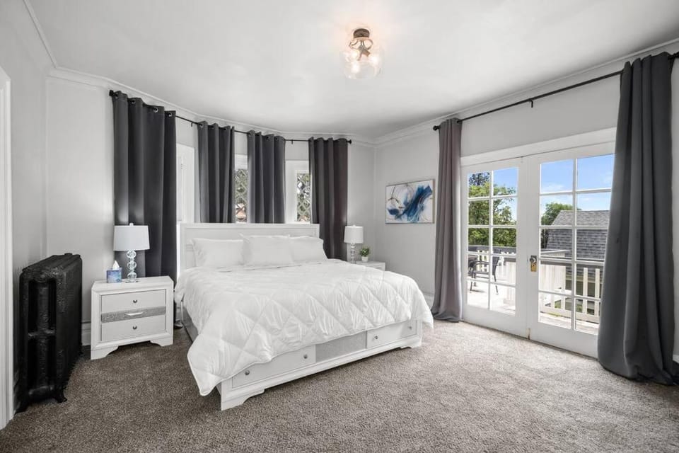 Historic Manor with 8 BDRMS 9 BATHS & 3 Kitchens House in Spokane